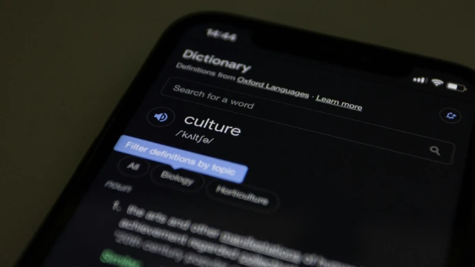 Photo by <a href="https://unsplash.com/fr/@shutter_speed_?utm_source=unsplash&utm_medium=referral&utm_content=creditCopyText">Shutter Speed</a> on <a href="https://unsplash.com/fr/photos/un-gros-plan-dun-telephone-portable-avec-un-dictionnaire-a-lecran-H0MnJQm_Jlw?utm_source=unsplash&utm_medium=referral&utm_content=creditCopyText">Unsplash</a>
