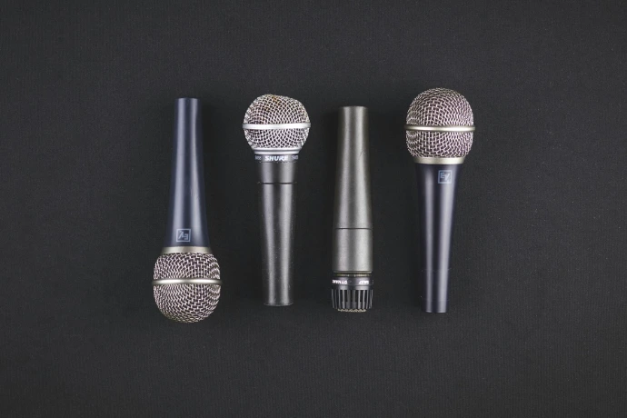Photo by <a href="https://unsplash.com/fr/@robsarm?utm_source=unsplash&utm_medium=referral&utm_content=creditCopyText">Rob Sarmiento</a> on <a href="https://unsplash.com/fr/photos/quatre-microphones-noirs-xkAJ3vcQQb0?utm_source=unsplash&utm_medium=referral&utm_content=creditCopyText">Unsplash</a>