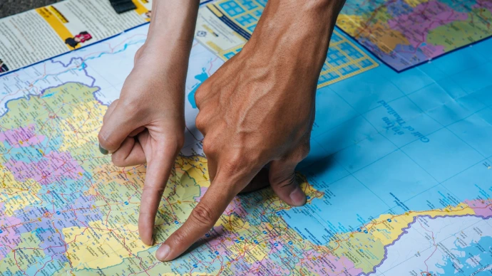 https://www.magnific.com/free-photo/tourist-pointed-their-fin ger-map_9294890.htm